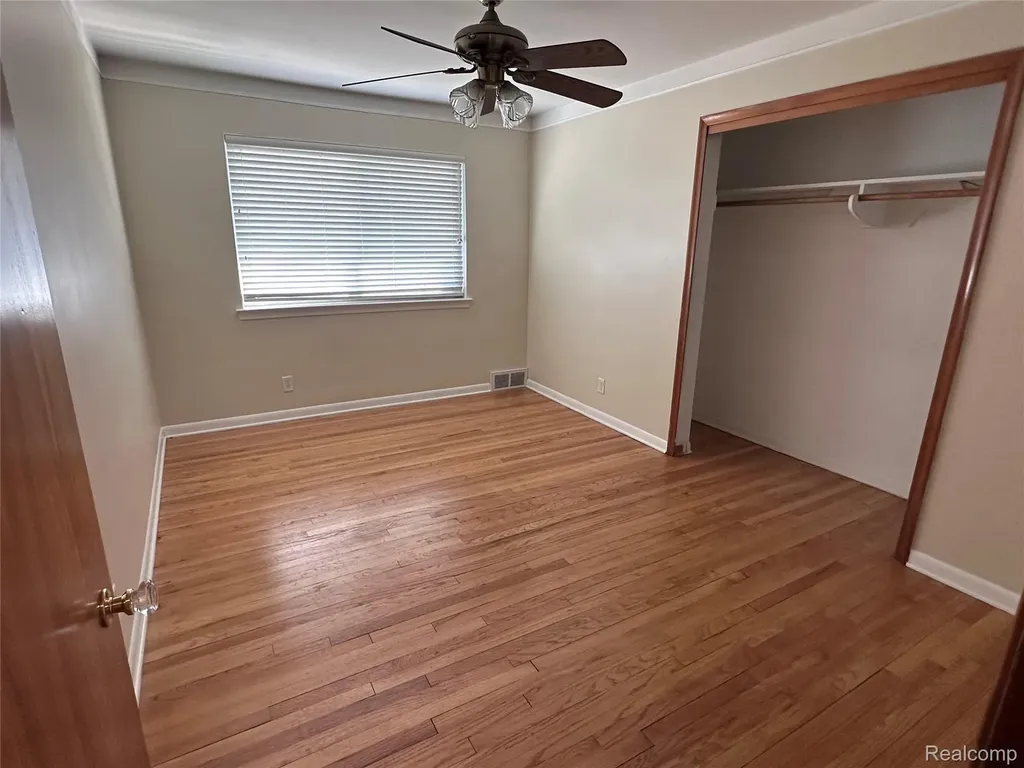 28347 Los Olas Drive Warren City MI 48093