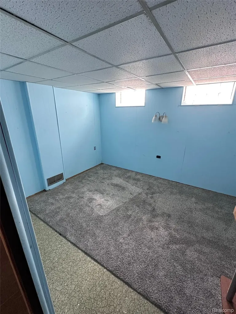 28347 Los Olas Drive Warren City MI 48093