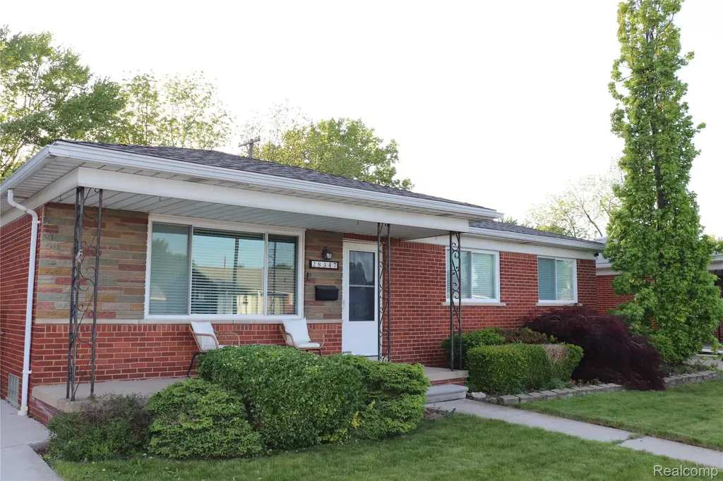 28347 Los Olas Drive Warren City MI 48093