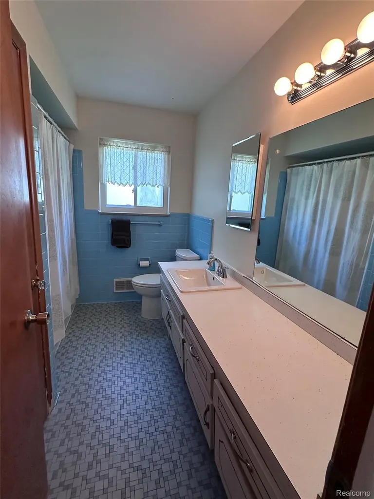 28347 Los Olas Drive Warren City MI 48093