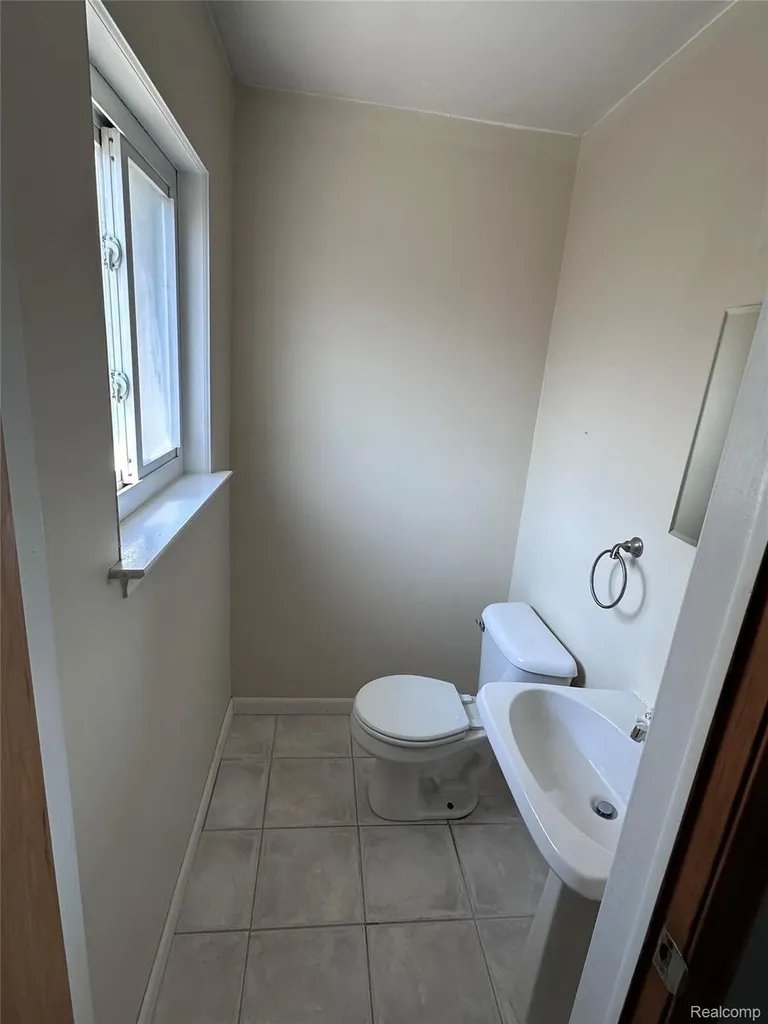 28347 Los Olas Drive Warren City MI 48093