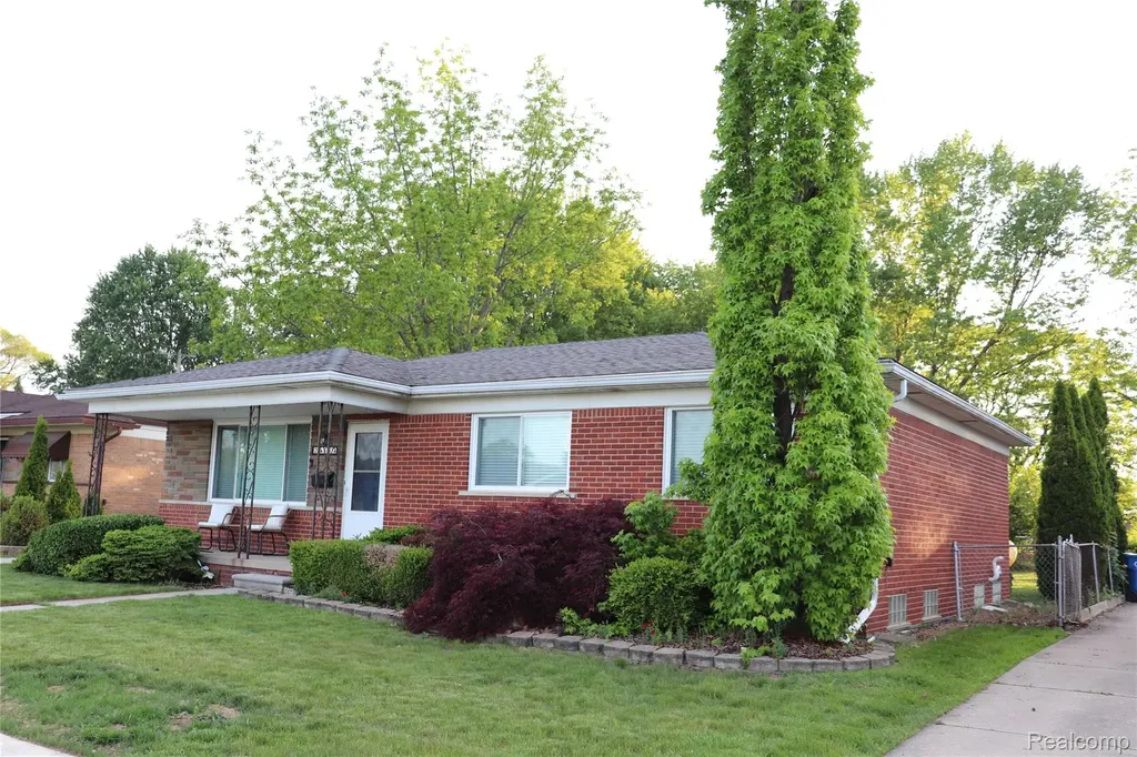 28347 Los Olas Drive Warren City MI 48093