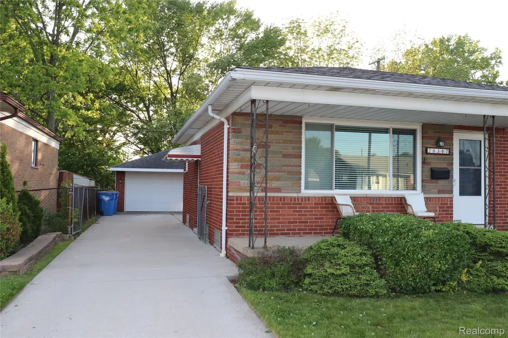 28347 Los Olas Drive Warren City MI 48093