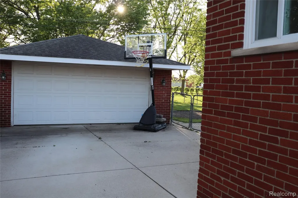 28347 Los Olas Drive Warren City MI 48093