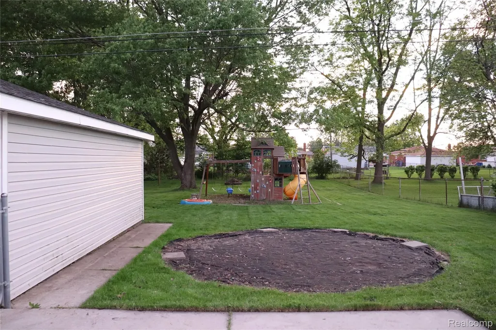 28347 Los Olas Drive Warren City MI 48093