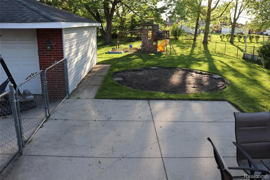 28347 Los Olas Drive Warren City MI 48093