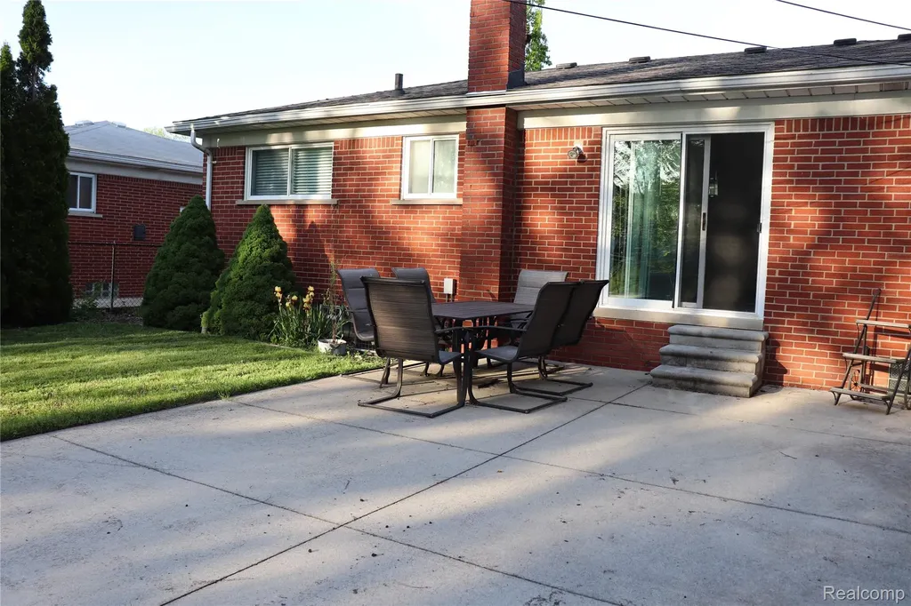 28347 Los Olas Drive Warren City MI 48093