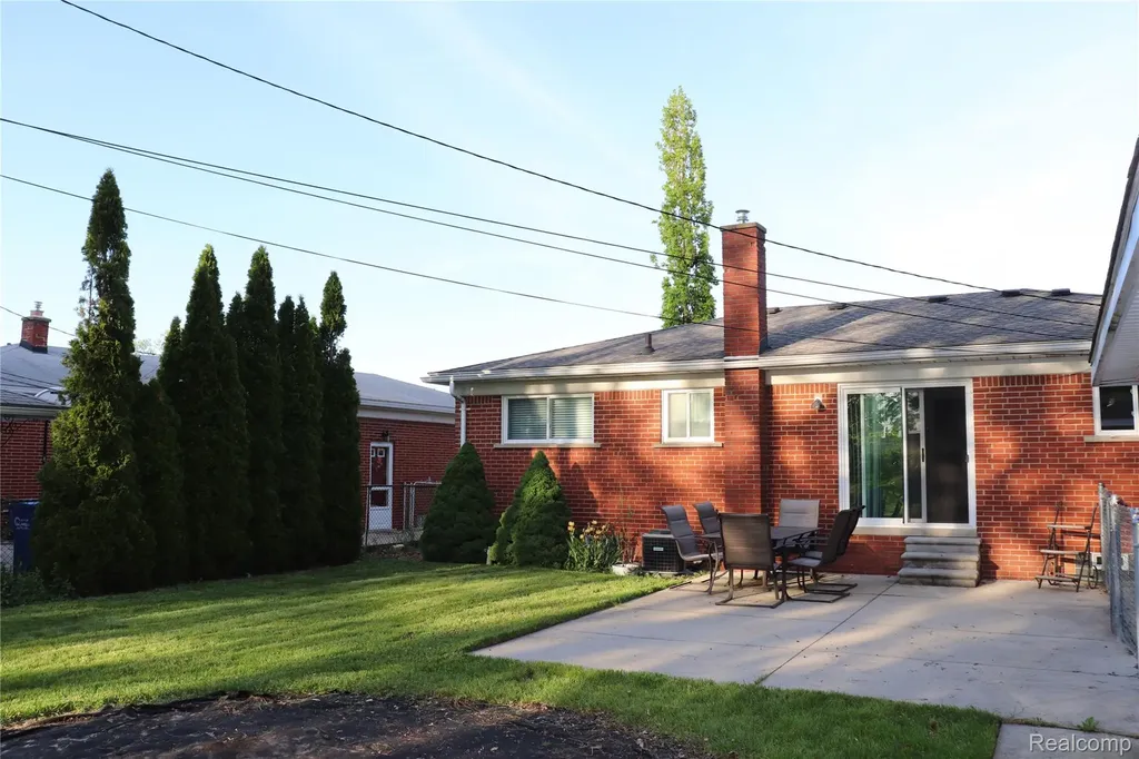 28347 Los Olas Drive Warren City MI 48093