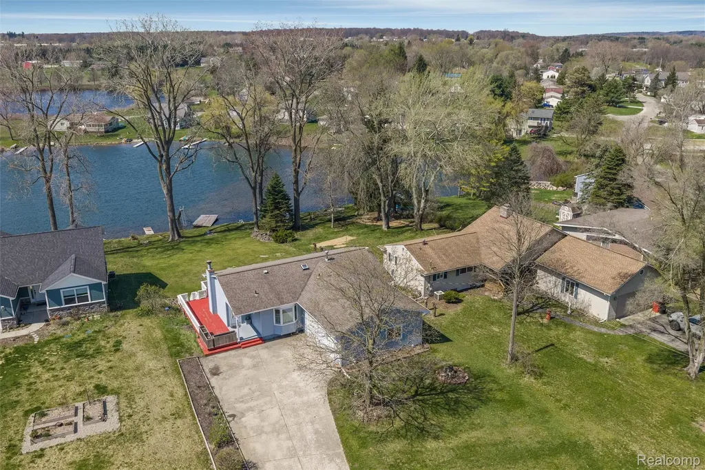 2343 Huff Place Highland Charter Township MI 48356