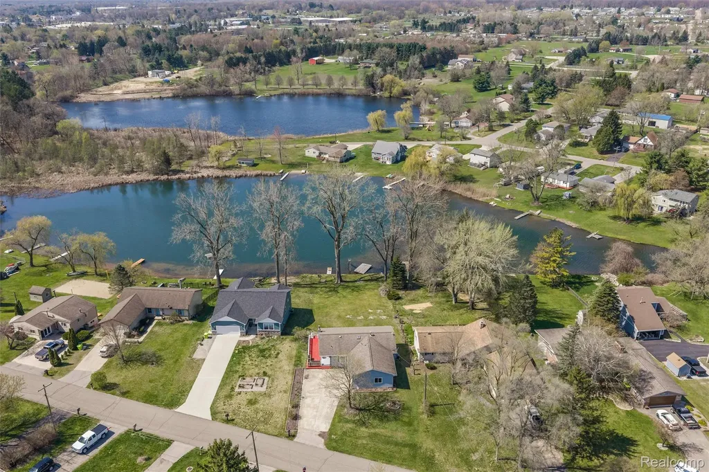 2343 Huff Place Highland Charter Township MI 48356