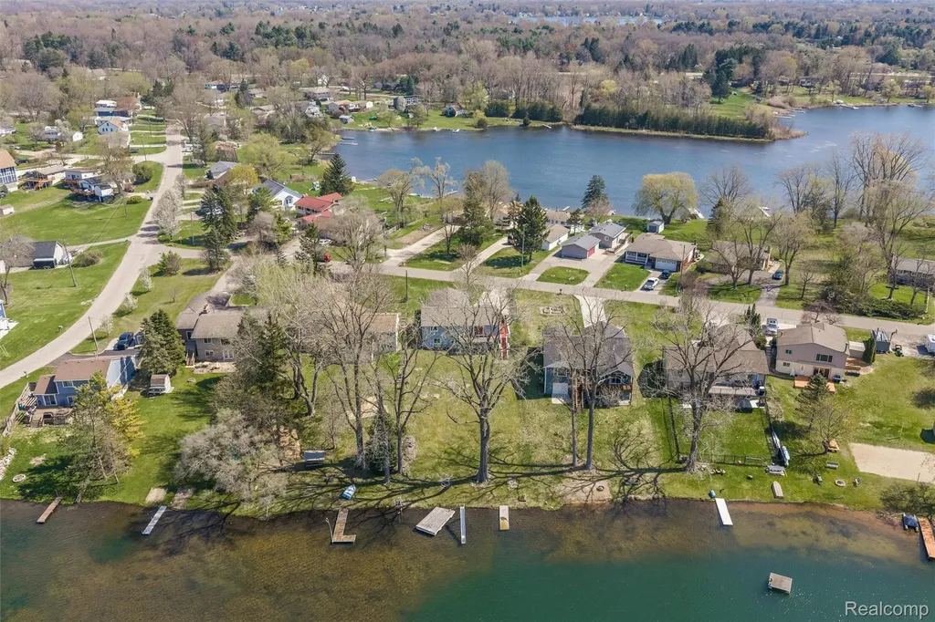 2343 Huff Place Highland Charter Township MI 48356