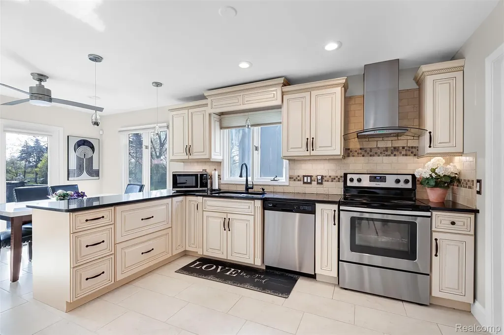 37814 Avon Lane Farmington Hills City MI 48331
