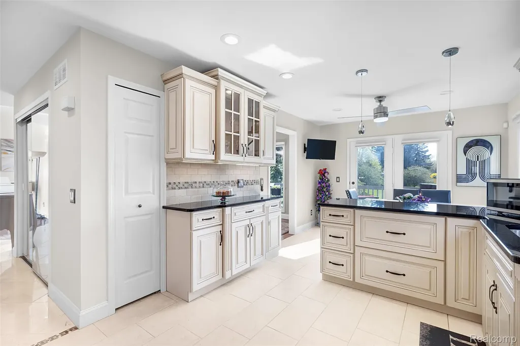 37814 Avon Lane Farmington Hills City MI 48331