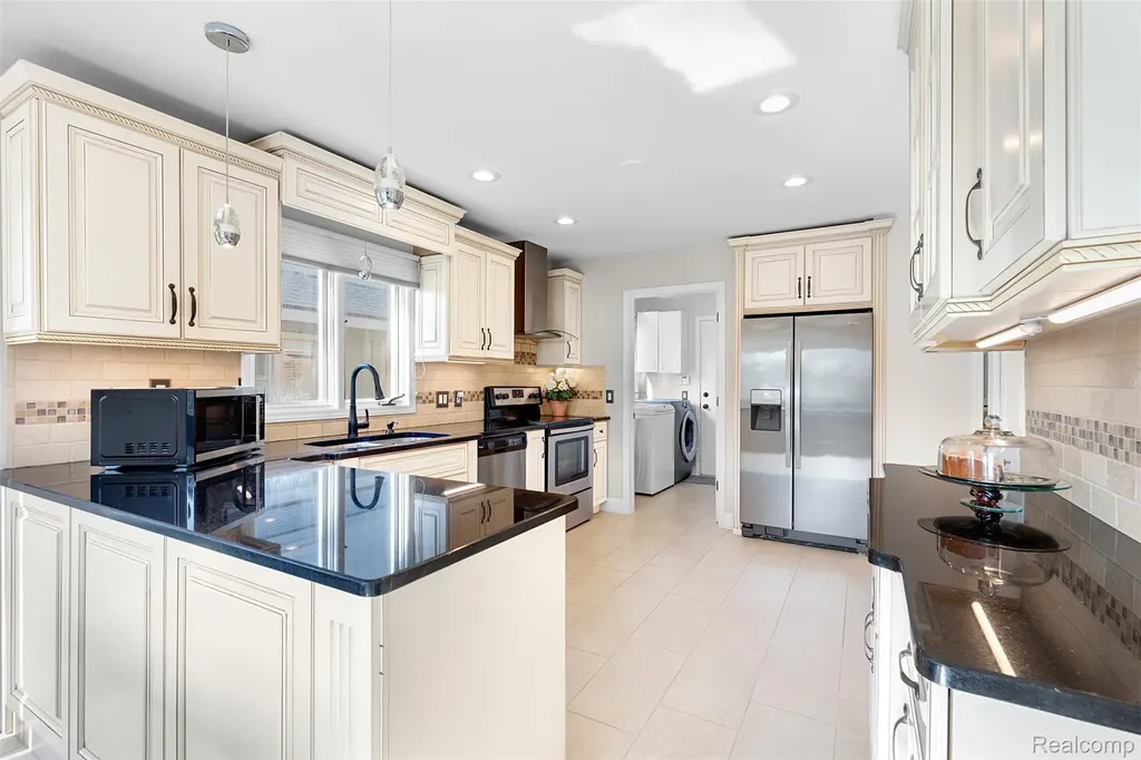 37814 Avon Lane Farmington Hills City MI 48331