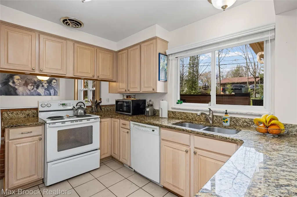 4550 Patrick Road West Bloomfield Charter Township MI 48322