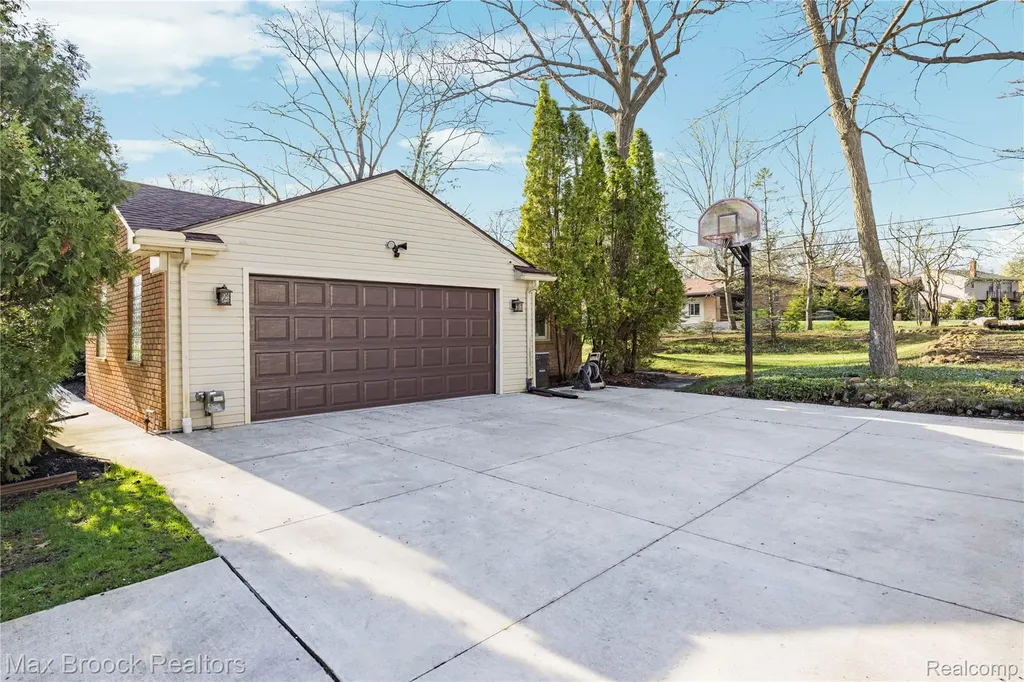 4550 Patrick Road West Bloomfield Charter Township MI 48322