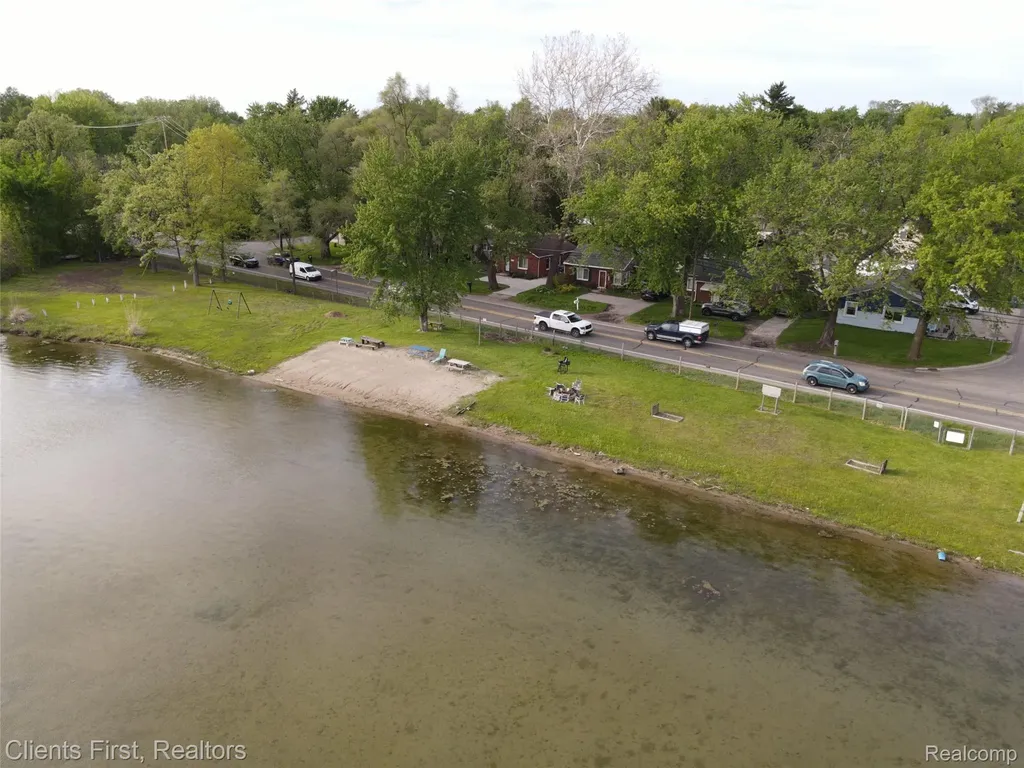 4840 Gilbo Avenue Waterford Charter Township MI 48328
