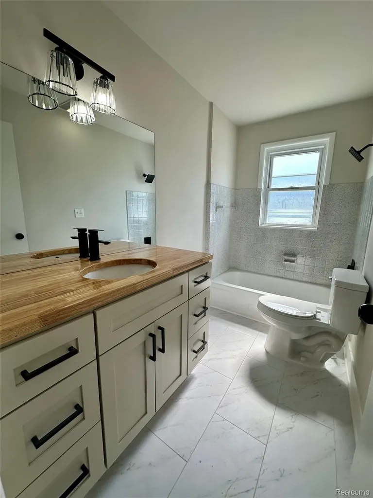 7254 Gerald Avenue Warren City MI 48092