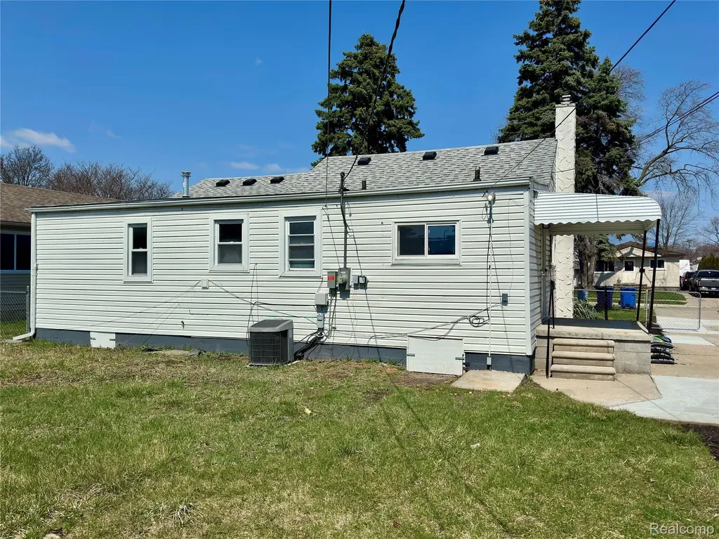 7254 Gerald Avenue Warren City MI 48092