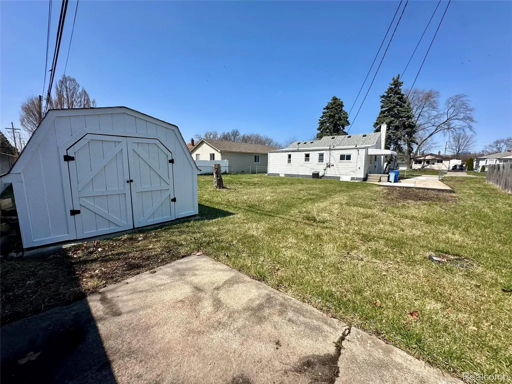 7254 Gerald Avenue Warren City MI 48092