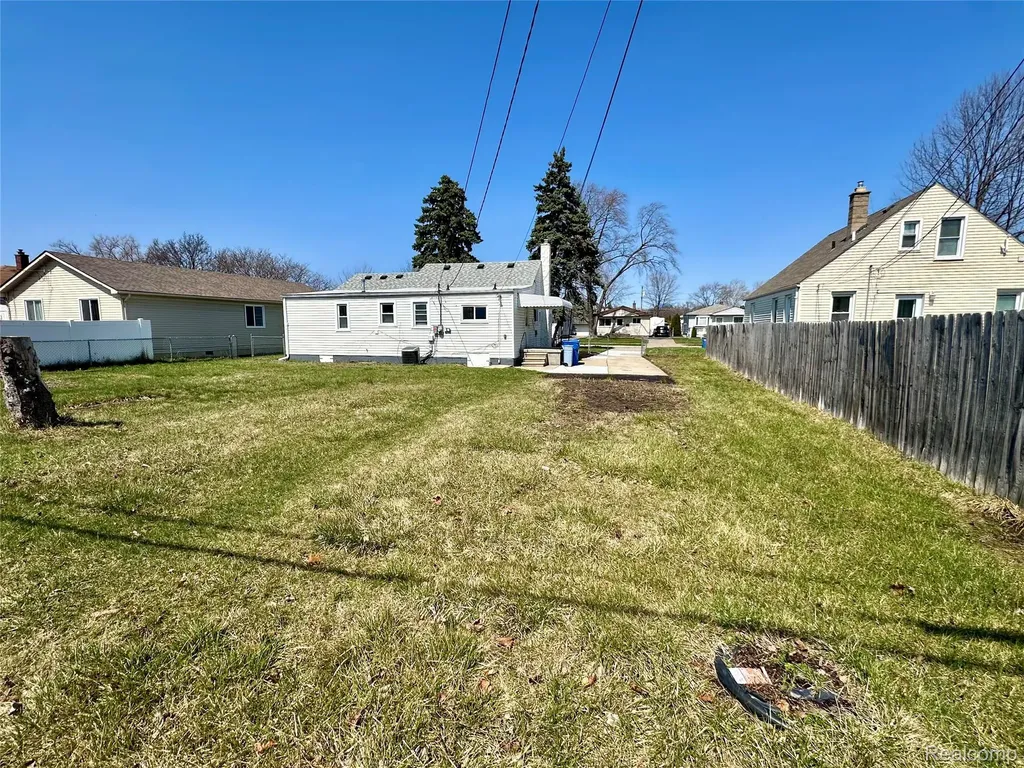 7254 Gerald Avenue Warren City MI 48092