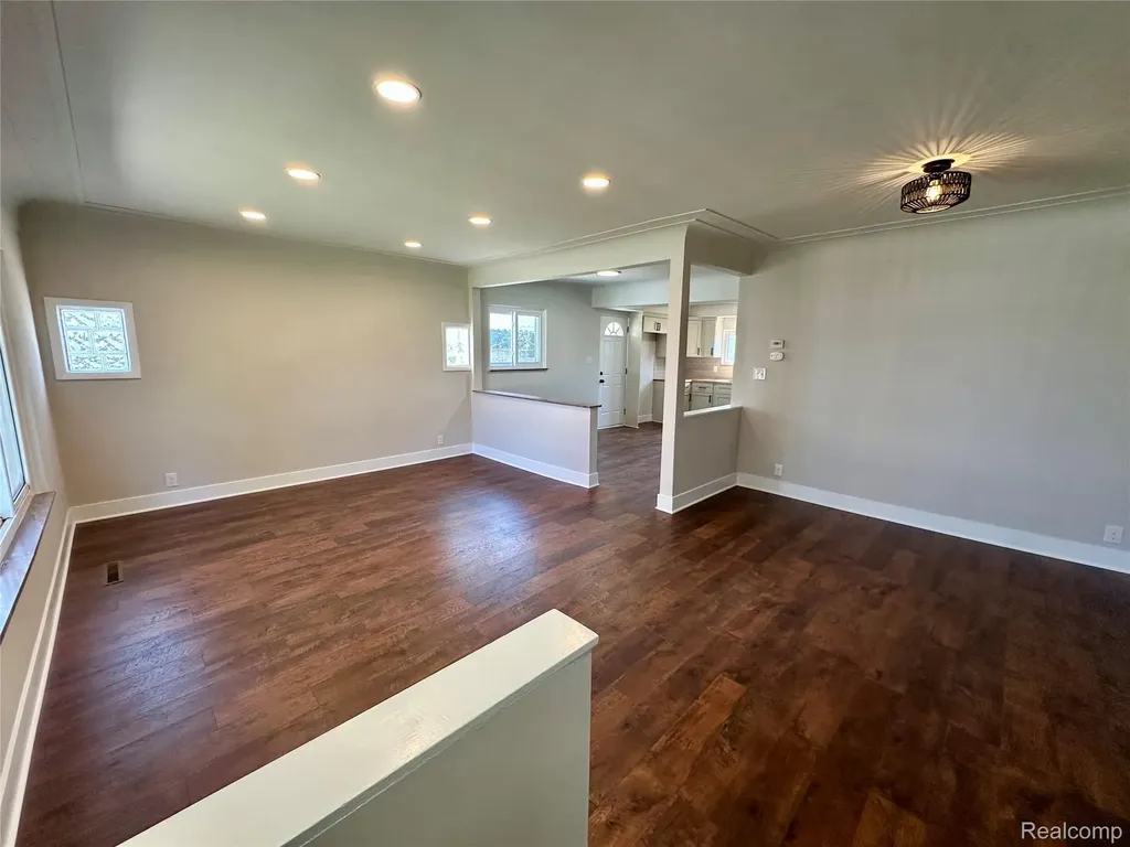 7254 Gerald Avenue Warren City MI 48092