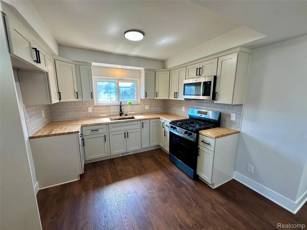 7254 Gerald Avenue Warren City MI 48092
