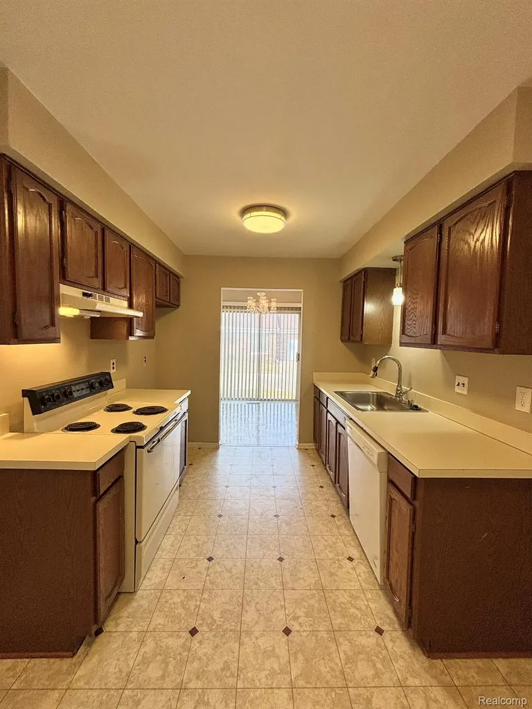401 Doremus S Doremus Lane W St. Clair Shores City MI 48080