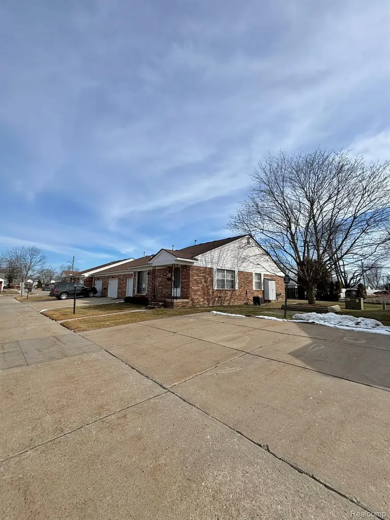 401 Doremus S Doremus Lane W St. Clair Shores City MI 48080