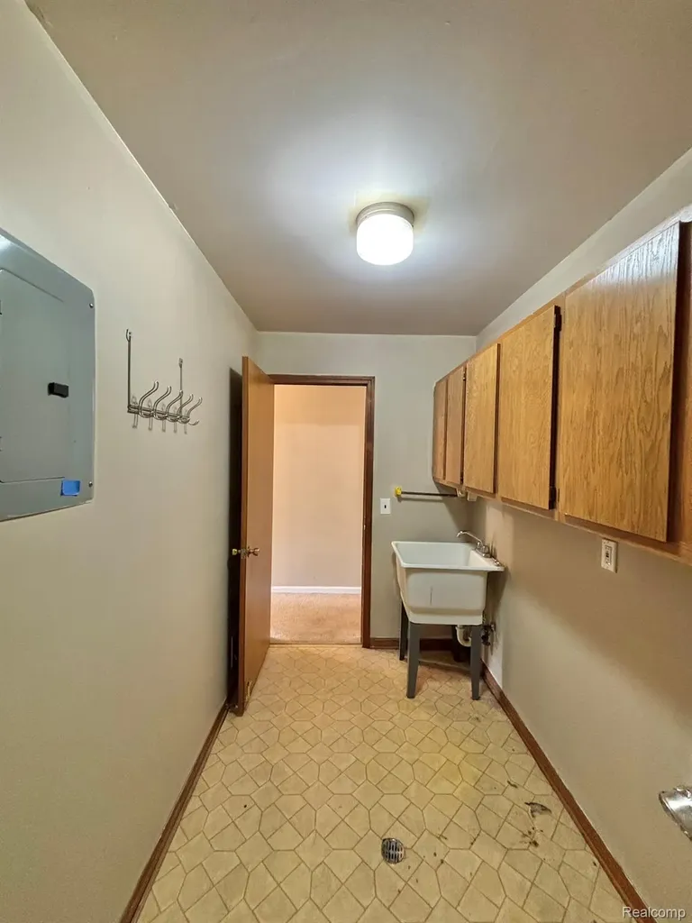 401 Doremus S Doremus Lane W St. Clair Shores City MI 48080