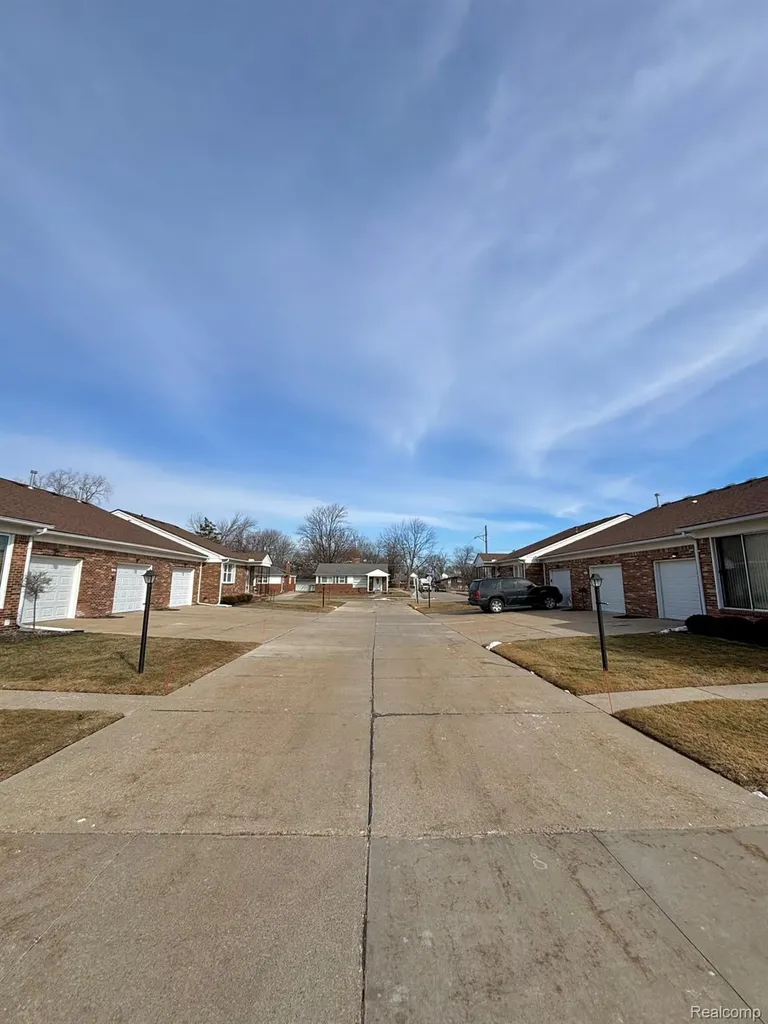 401 Doremus S Doremus Lane W St. Clair Shores City MI 48080