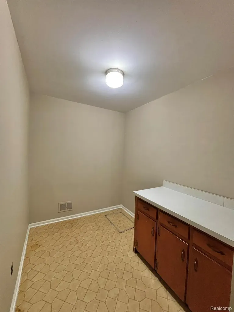 401 Doremus S Doremus Lane W St. Clair Shores City MI 48080
