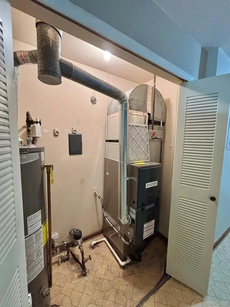 401 Doremus S Doremus Lane W St. Clair Shores City MI 48080