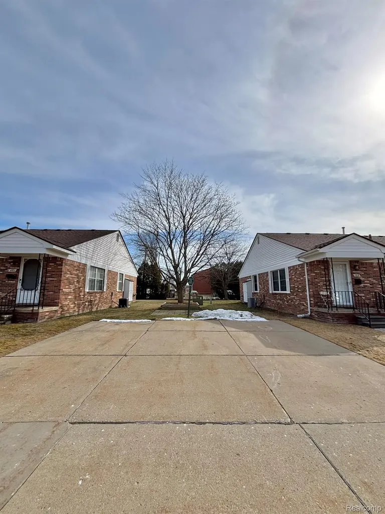 401 Doremus S Doremus Lane W St. Clair Shores City MI 48080
