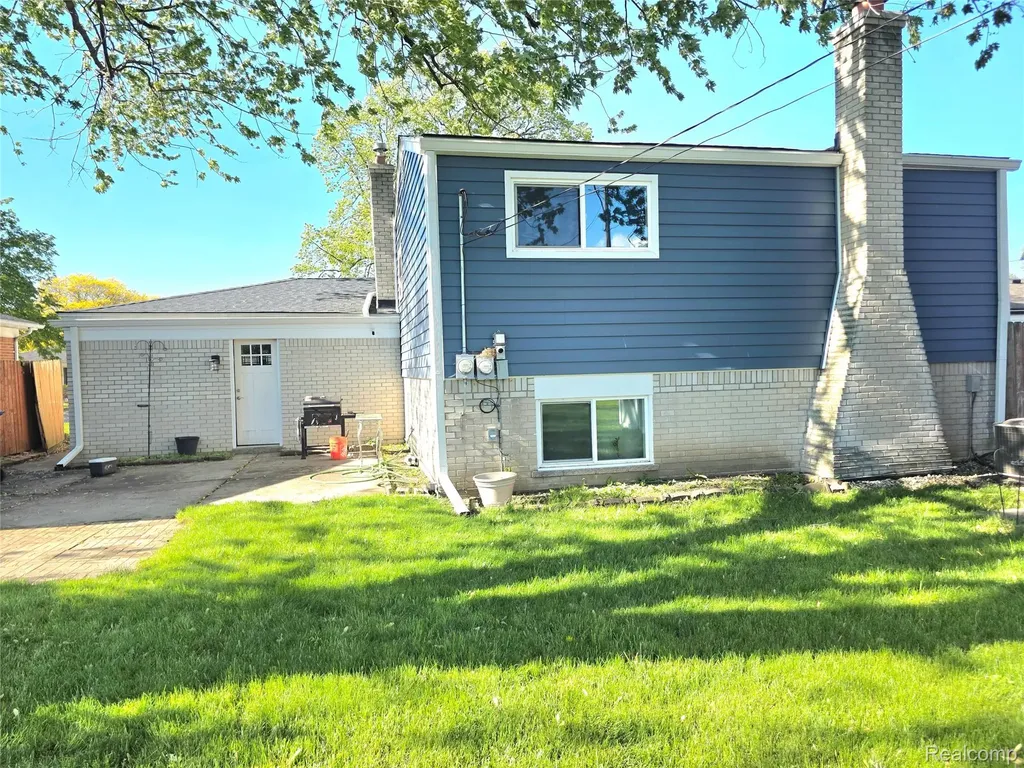 13718 Joyce Drive Warren City MI 48088
