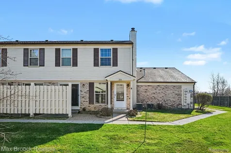 1516 S Dover Hill S Walled Lake City MI 48390