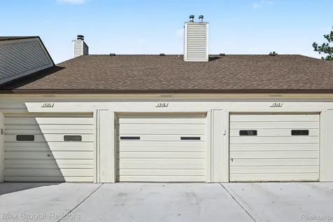 1516 S Dover Hill S Walled Lake City MI 48390