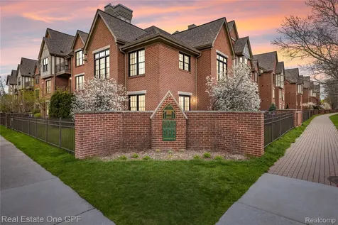 12 Pointe Park Place Grosse Pointe Park City MI 48230