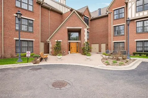 12 Pointe Park Place Grosse Pointe Park City MI 48230