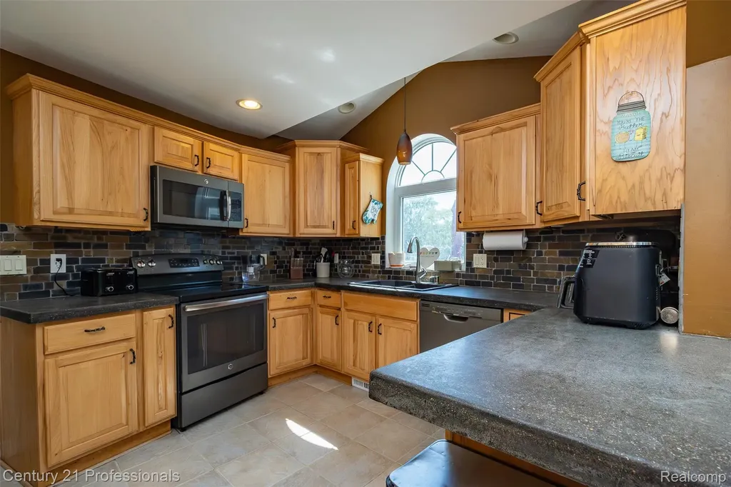 3251 Mann Road Waterford Charter Township MI 48346