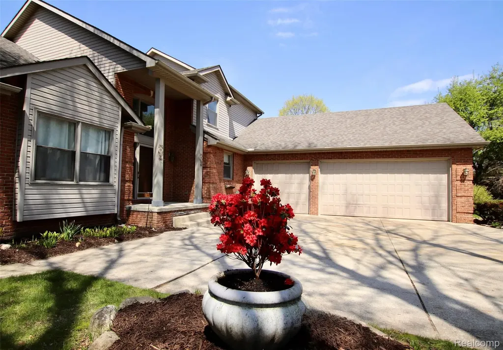 2757 N Tipsico Lake Road Hartland Township MI 48353