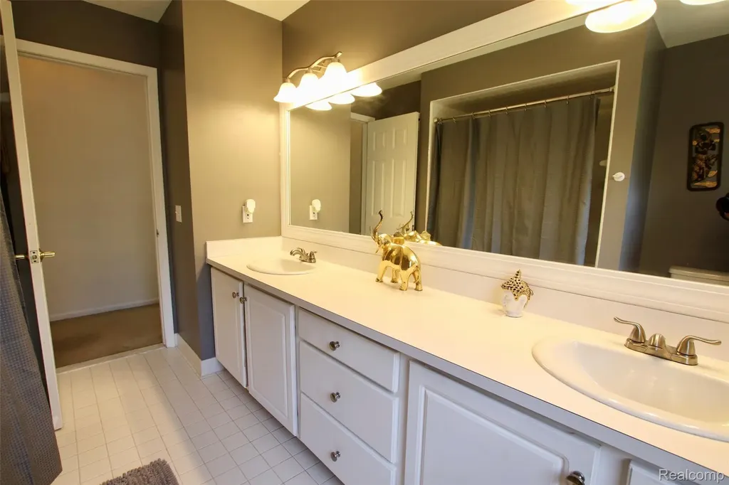 2757 N Tipsico Lake Road Hartland Township MI 48353