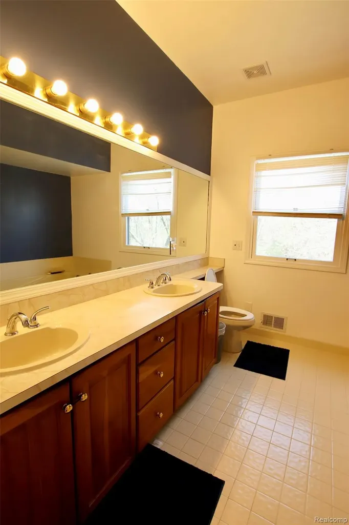 2757 N Tipsico Lake Road Hartland Township MI 48353