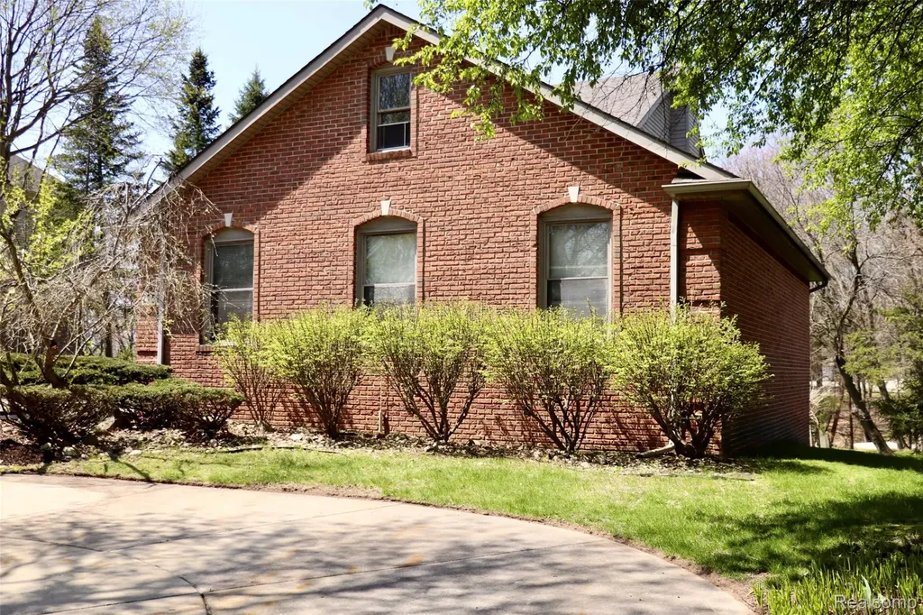 2757 N Tipsico Lake Road Hartland Township MI 48353