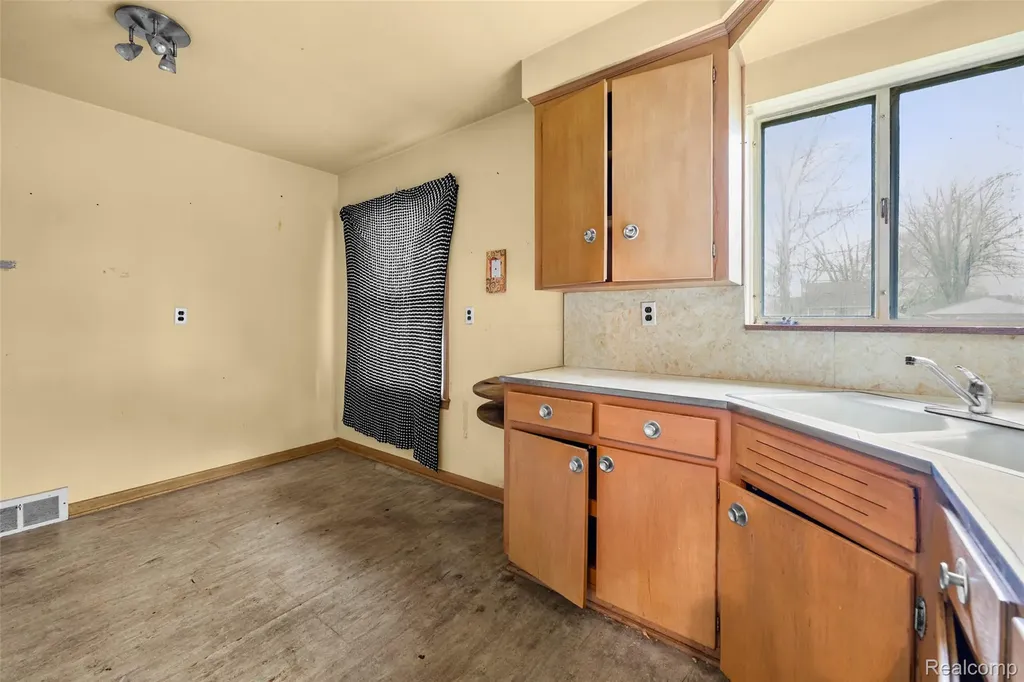 23130 Audrey Avenue Warren City MI 48091