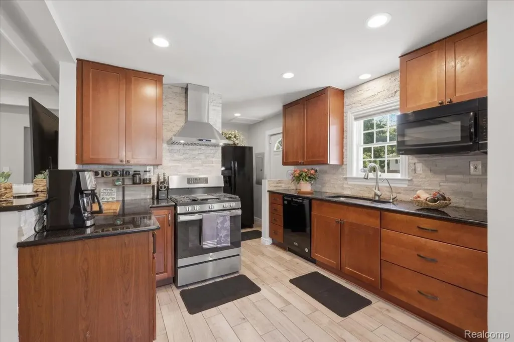 5685 Crescent Road Waterford Charter Township MI 48327