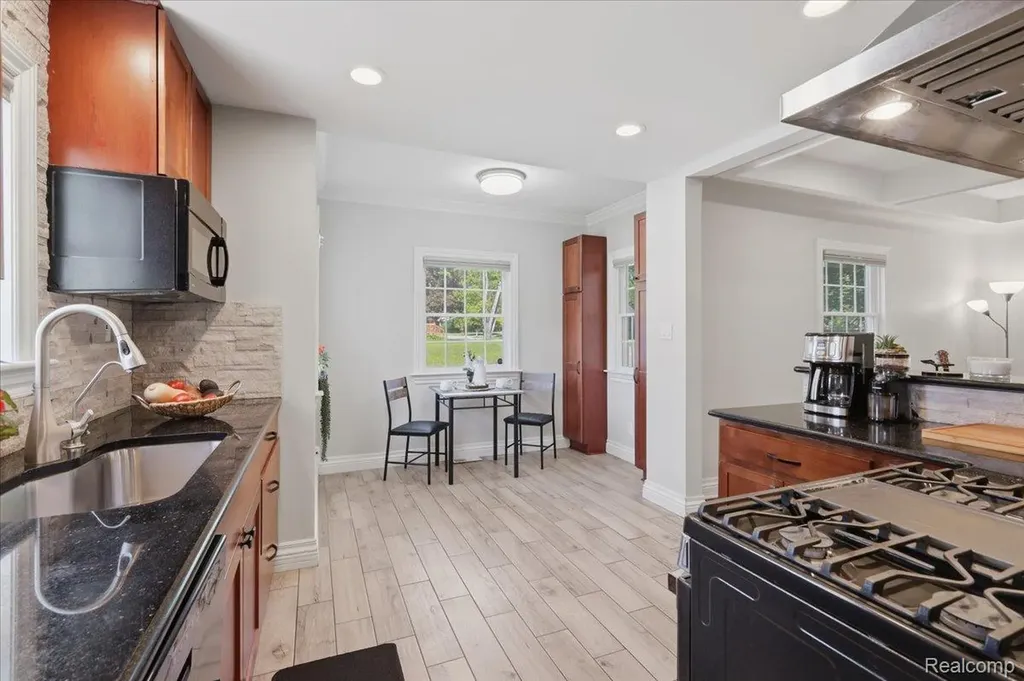 5685 Crescent Road Waterford Charter Township MI 48327