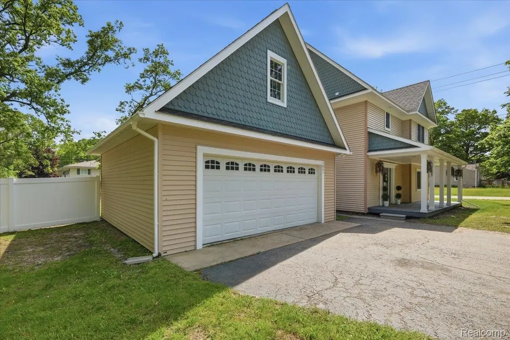5685 Crescent Road Waterford Charter Township MI 48327