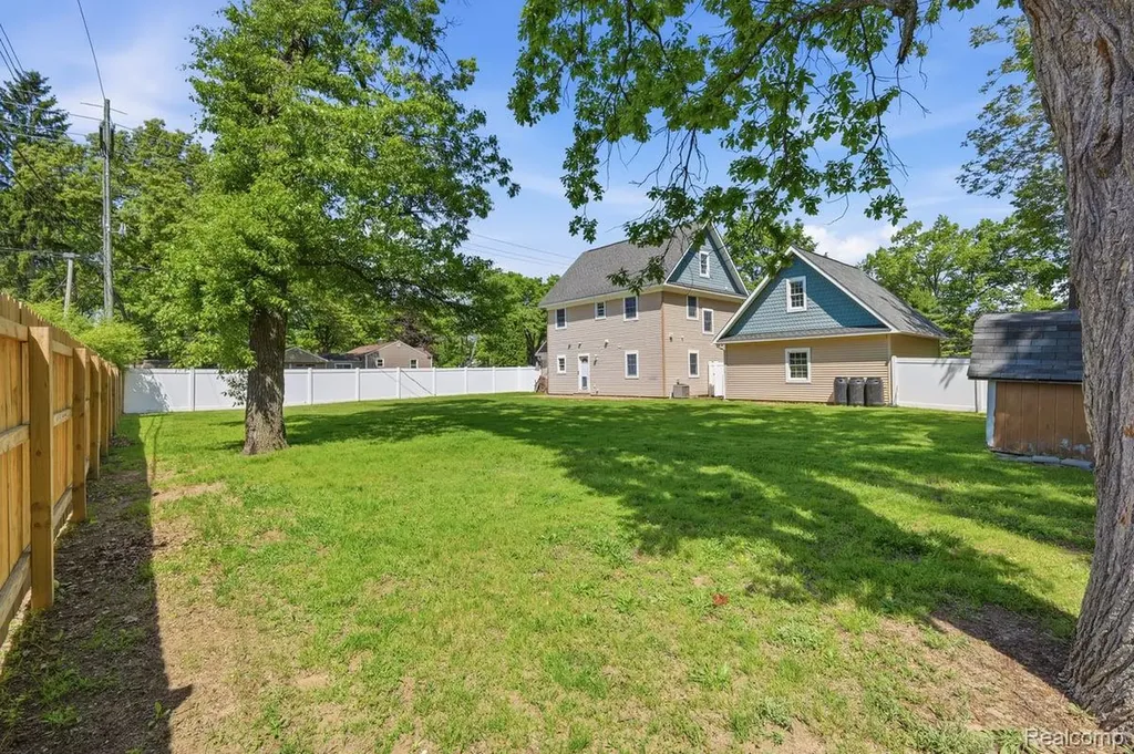5685 Crescent Road Waterford Charter Township MI 48327