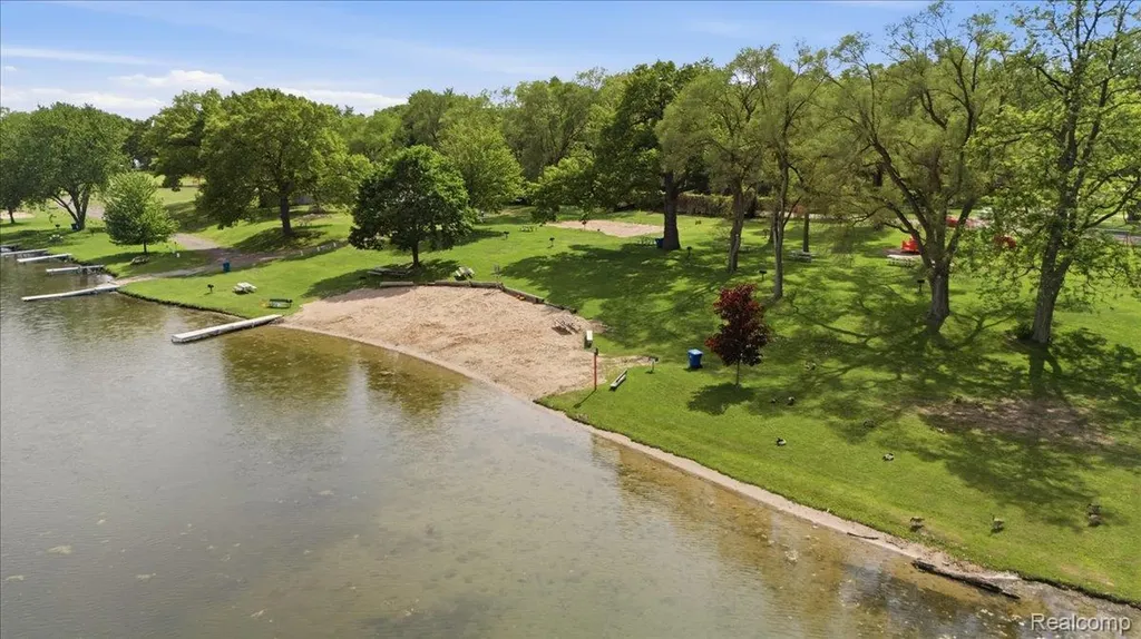 5685 Crescent Road Waterford Charter Township MI 48327